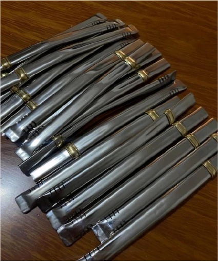 Bombillas chatas con aplique de bronce