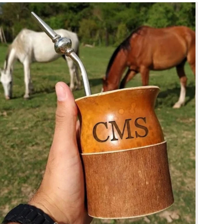 Mate criollo con iniciales grabadas con láser