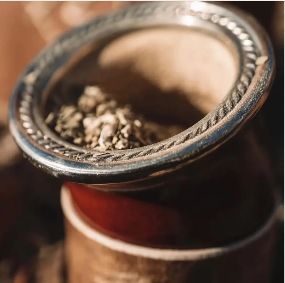 Detalle de la virola de alpaca y cuero de un mate