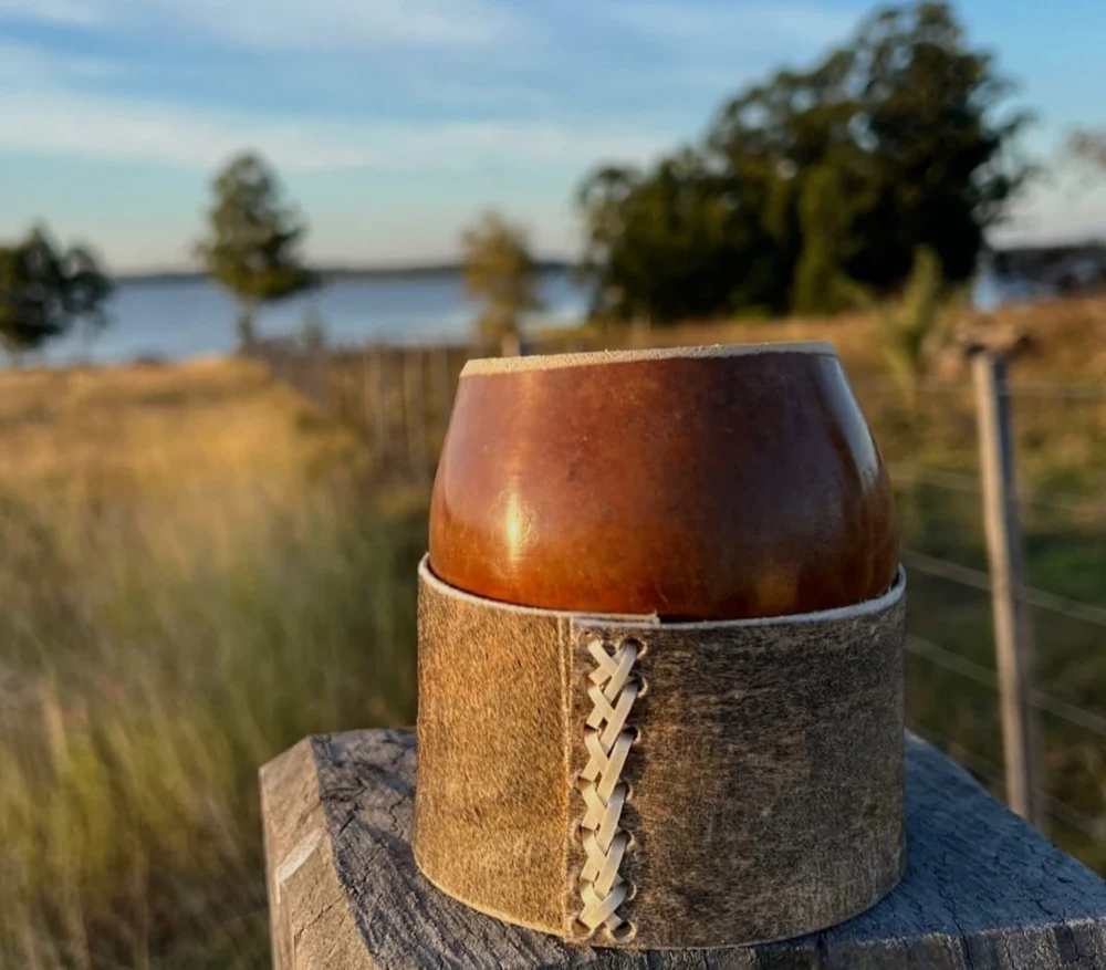 Mate criollo de calabaza con base de cuero crudo junto al río